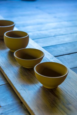 Tahta yüzeyde dört seramik kase var.