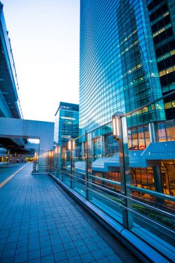 Alacakaranlıktaki yüksek binalar - Shinjuku, Tokyo, Japonya Tokyo istasyonu