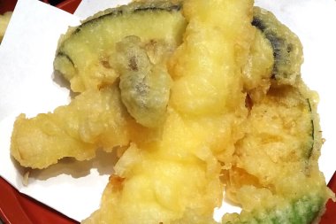 Japon kızartılmış sebzeleri tabakta servis edilir.