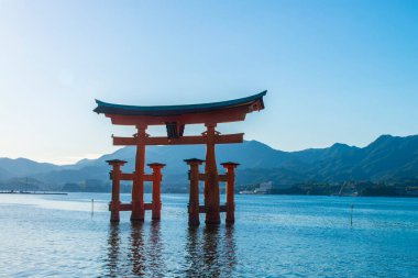 Itsukushima Tapınağı 'nın Hiroshima' daki Miyajima 'daki gövde kapısı.