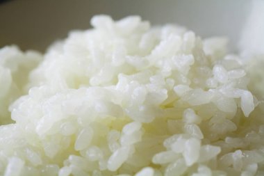 Kâsede taze pişmiş beyaz pirinç.