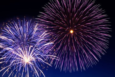 Gece gökyüzünde arka planda havai fişekler