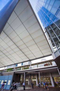 Chuo Ward, Tokyo 'da. Tokyo İstasyonu 'ndan Yaesu çıkışı. İstasyonla bütünleşen binaların adı Gran Tokyo