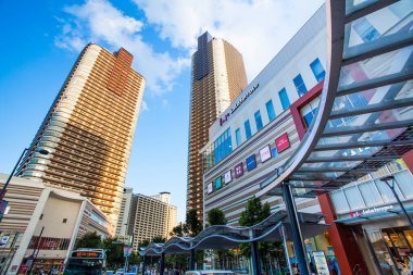 Modern şehirdeki gökdelenlerin alçak açılı görüntüsü mavi gökyüzü üzerinde 