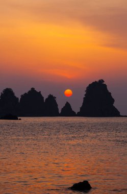 Denizin üzerinde güzel bir gün batımı