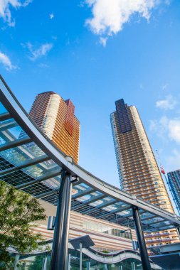 Modern şehirdeki gökdelenlerin alçak açılı görüntüsü mavi gökyüzü üzerinde 