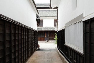 Geleneksel Japon binaları arasındaki dar sokak