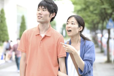 Aşık Asyalı genç çift kasabada dolanıyor. 