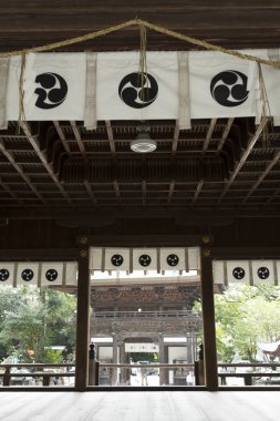 Geleneksel Japon mimari öğelerine sahip tapınak inşaatı