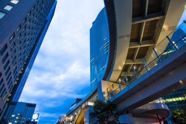 Tokyo, Japonya. Akşamları metro istasyonu olan şehir manzarası 