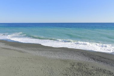 Deniz dalgası ve mavi gökyüzü