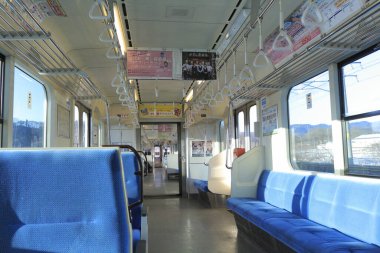 Yolcu trenindeki boş koltukların görüntüsü 