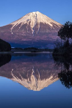 Güneşli bir günde güzel karlı dağların manzarası 