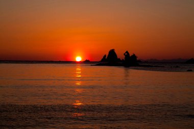Denizin üzerinde güzel gün batımı, doğa arka planı 