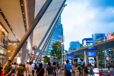 Chuo Ward, Tokyo 'da. Alacakaranlıkta Tokyo İstasyonu 'nun Yaesu çıkışındaki insanlar. İstasyonla bütünleşen binaların adı Gran Tokyo