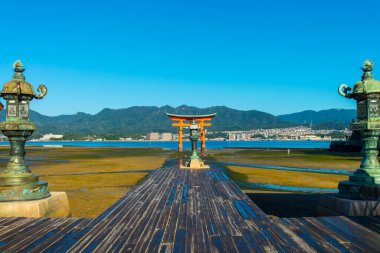 Itsukushima Tapınağı 'nın Hiroshima' daki Miyajima 'daki gövde kapısı.