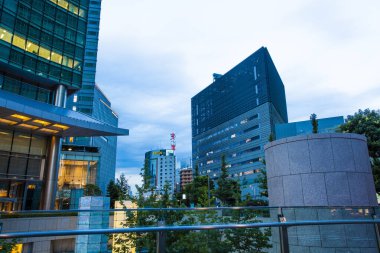 Alacakaranlıktaki yüksek binalar - Shinjuku, Tokyo, Japonya Tokyo istasyonu