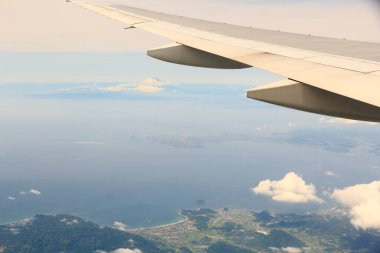 Uçağın penceresinden uçak kanadı görüntüsü.