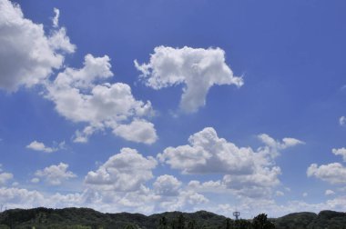 Güzel manzara, mavi gökyüzü ve beyaz bulutlar.