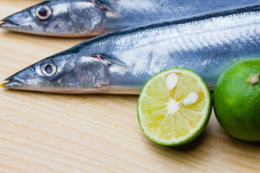 Tahta bir masada limonlu taze balık..