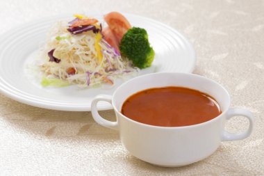 Sebze salatası ve baharatlı kırmızı çorba.