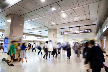 Chuo Ward, Tokyo 'da. Tokyo İstasyonu 'nun Yaesu çıkışındaki insanlar. İstasyonla bütünleşen binaların adı Gran Tokyo