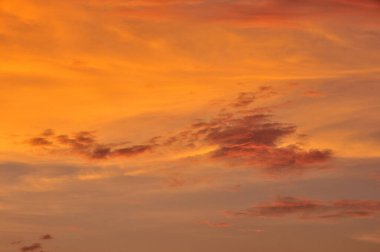 Güzel renkli günbatımı gökyüzü bulutlu     