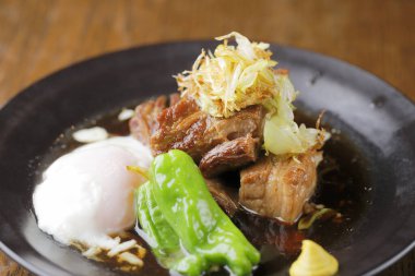 Lezzetli dilimlenmiş et, sebze ve sos. 