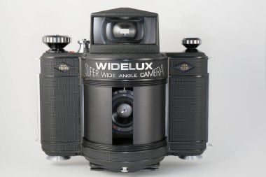 Beyaz arkaplana karşı gösterilen klasik widelux kamera