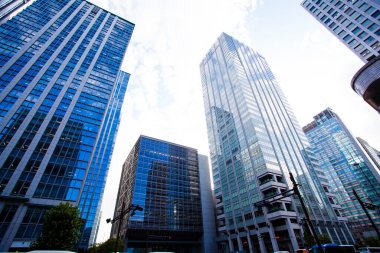 gökdelenler ve mavi gökyüzü