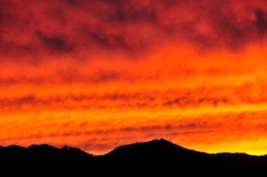 Güzel günbatımı gökyüzü Dağların üzerinde bulutlarla        