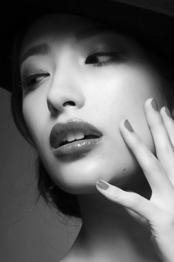 Yüzünde siyah ruj ve kırmızı dudaklı genç Asyalı kadın.