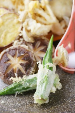 Lezzetli Asya yemekleri, kızarmış sebzeler ve baharatlar. 