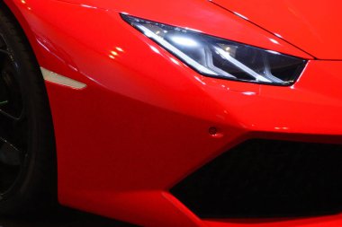 modern kırmızı araba farları yakın..         