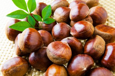 Kestane ve yapraklar masada