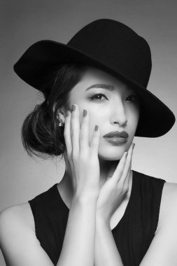 Şapkalı genç Asyalı güzel kadın.