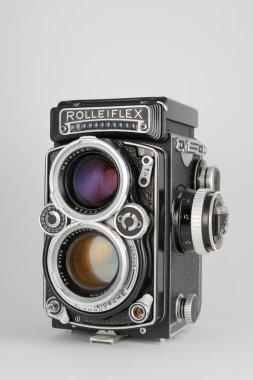 Gri arka planda eski ikiz mercek refleksi kamera Rolleiflex