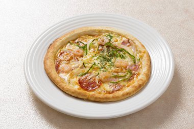 Beyaz tabakta lezzetli pizzanın yakın plan görüntüsü                