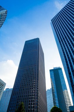 Modern şehirde alçak açılı gökdelenler