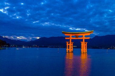 Itsukushima Tapınağı 'nın Hiroşima Miyajima' daki gövde kapısı.