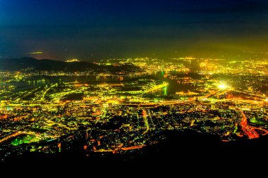 Kitakyushu Şehri, Fukuoka Bölgesi, Japonya Sarakura Dağı 'ndan Gece Manzarası.
