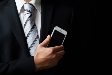 Akıllı telefon kullanan işadamının kesilmiş fotoğrafı