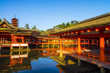 Japonya Miyajima 'daki güzel Itsukushima Tapınağı