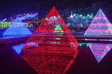 Parlak noel süslemeleriyle şehrin güzel gece manzarası      