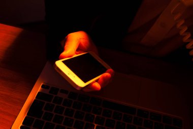 İş yerinde akıllı telefon kullanan adamın görüntüsünü kapat