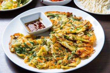 Baharatlı Kore gözlemesi sosun yanında servis edilir.