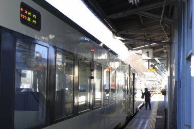 Metro istasyonunda tren bekleyen yolcular.