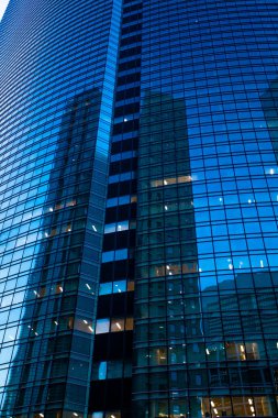 Alacakaranlıktaki yüksek binalar - Shinjuku, Tokyo, Japonya Tokyo istasyonu