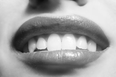 Mükemmel dudakları, güzelliği ve modası olan güzel bir kadın.