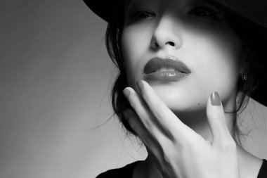 Siyah beyaz fotoğraftaki güzel Asyalı kadın..